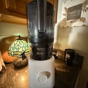 Black and White Juicer